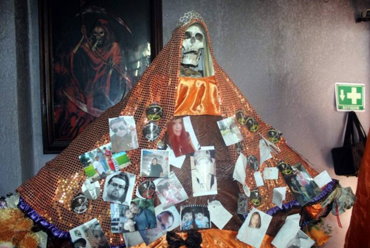 Creyentes de la Santa Muerte llevaron ofrendas en a uno de los templos ubicados en Tutlitlán, en el Estado de México.