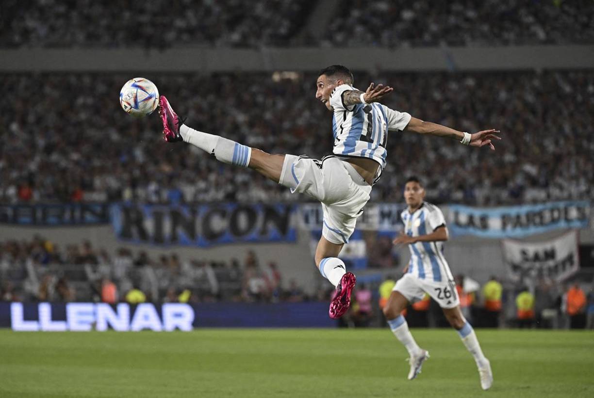 El tremendo salto de Ángel Di María para controlar un balón.