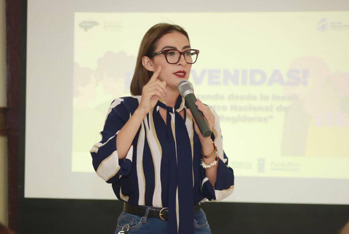 El atuendo de Solórzano consistía en una elegante <b>camisa blanca de vestir</b> acompañada de una <b>falda de corte A</b> con las figuras de <b>Castro</b> y <b>Moncada</b> impresas.