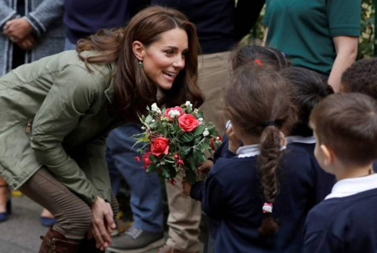 La madre de los príncipes George, Charlotte y Louis convivió con un grupo de escolares, quienes la recibieron con gran entusiasmo.