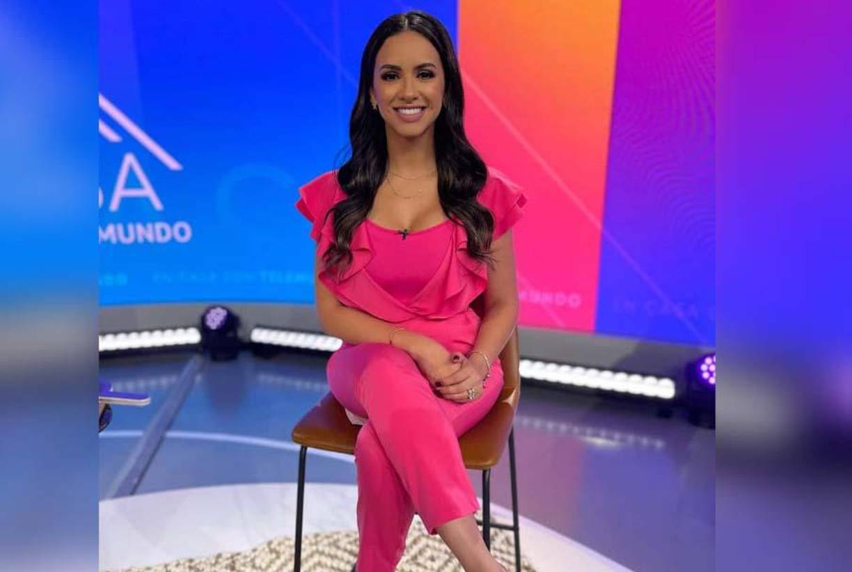 Ana Jurka: De las periodistas de Honduras que laboran en el extranjero, la hermosa chica destaca desde hace muchos años en Telemundo.