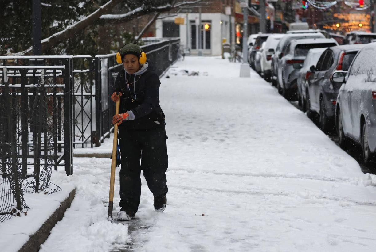 New York (United States), 16/01/2024.- A worker shovels snow in Lower Manhattan during the first snowfall in New York City in 2024, in New York, New York, USA, 16 January 2024. New York City is expected to get 1-2 inches of snow accumulation. (Nueva York) EFE/EPA/Peter Foley 