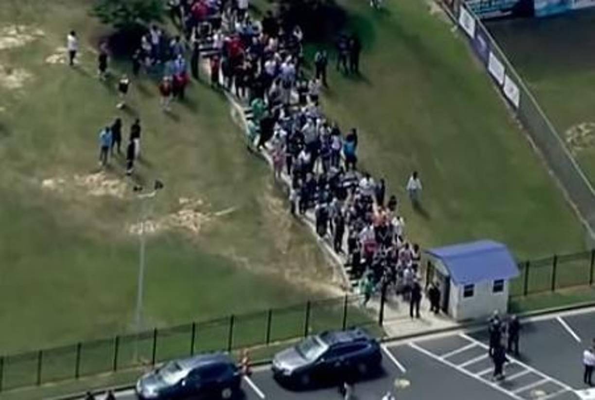 La Oficina de Investigaciones de Georgia informó a través de redes sociales que el suceso dejó por el momento cuatro fallecidos y que nueve personas más “fueron trasladadas a varios hospitales con heridas”.