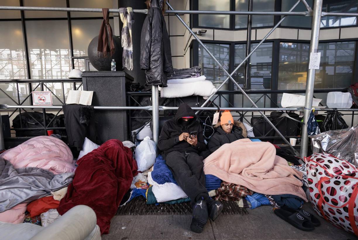 Los inmigrantes dormían en la acera en protesta porque, alegaron, en el terminal no había calefacción, no contaba con suficientes baños y para bañarse había que cruzar la calle, además de que es un lugar alejado de la ciudad.