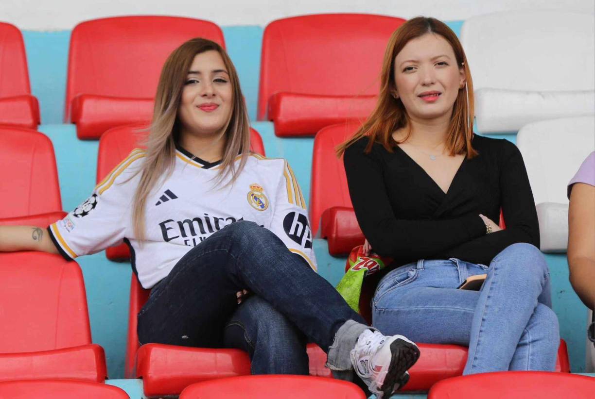 Hasta aficionadas del Real Madrid se hicieron presentes en el Nacional.