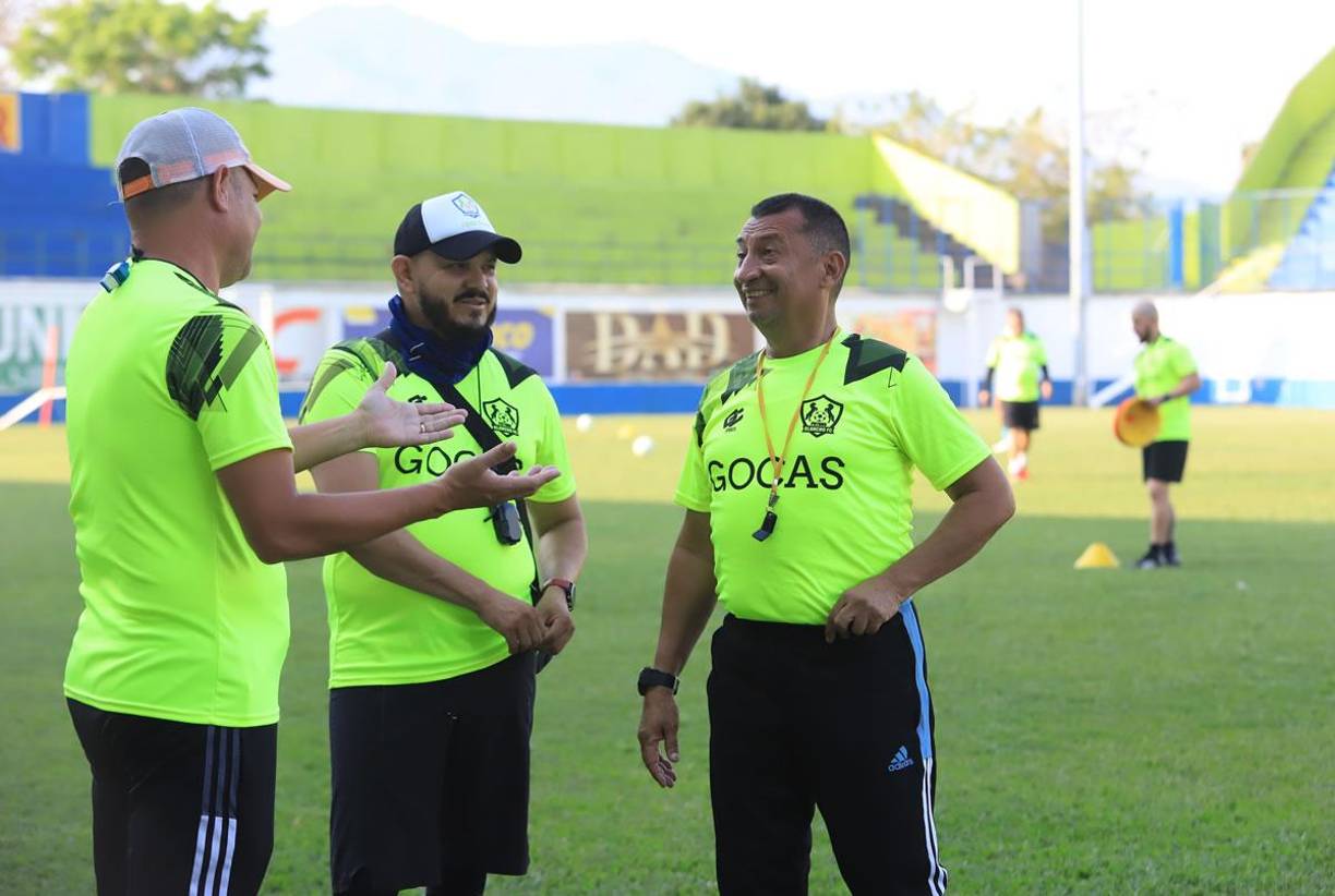 Humberto Rivera se mostró alegre en el entrenamiento de los Potros del Olancho FC.
