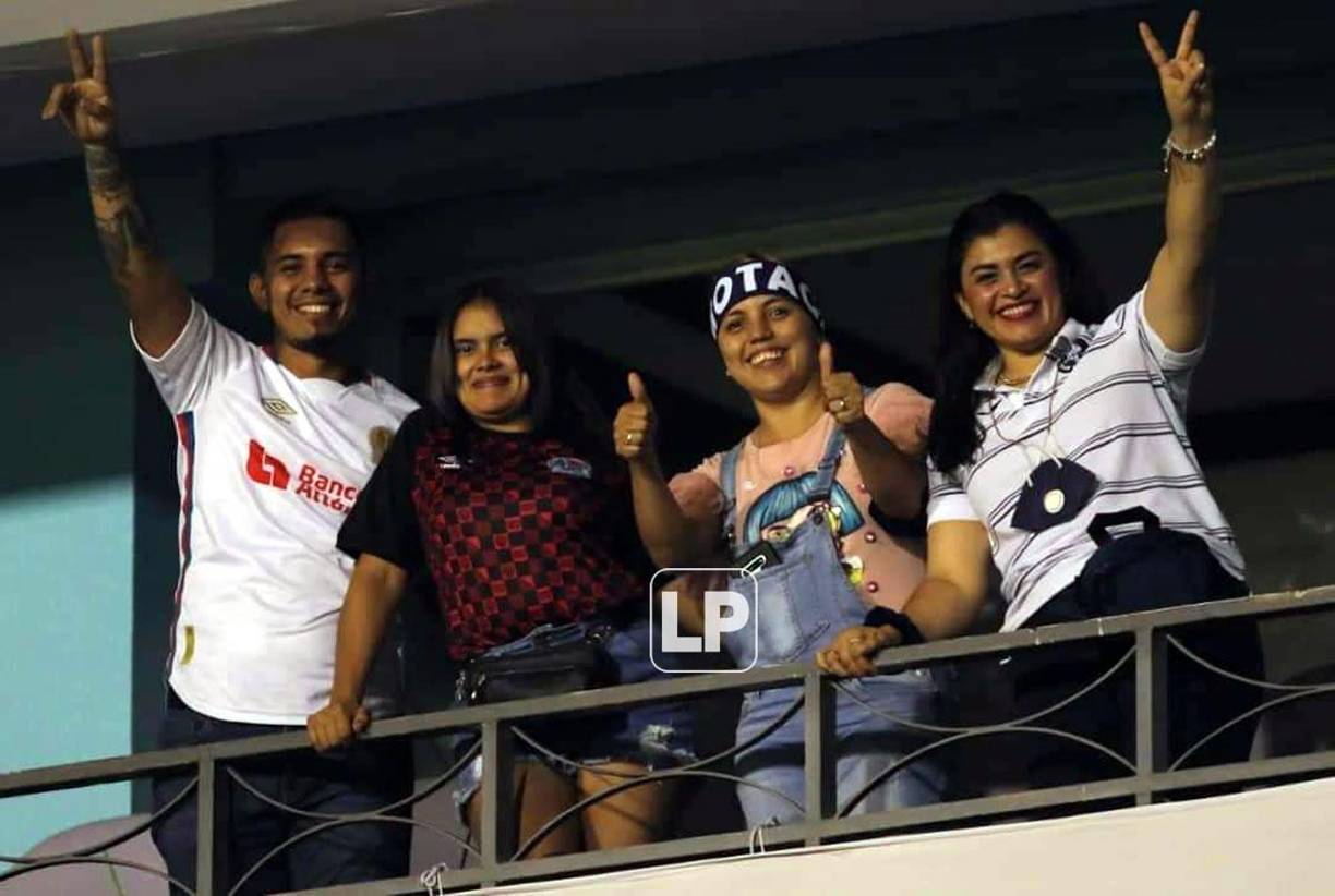 Gran ambiente en el palco del estadio Nacional Chelato Uclés.