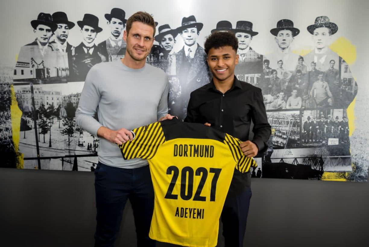 OFICIAL: El delantero internacional alemán Karim Adeyemi, jugador del Salzburgo austríaco, militará las próximas cinco temporadas en el Borussia Dortmund, tras comprometerse este martes de manera oficial con el conjunto germano hasta el año 2027. Llega como reemplazo de Haaland.