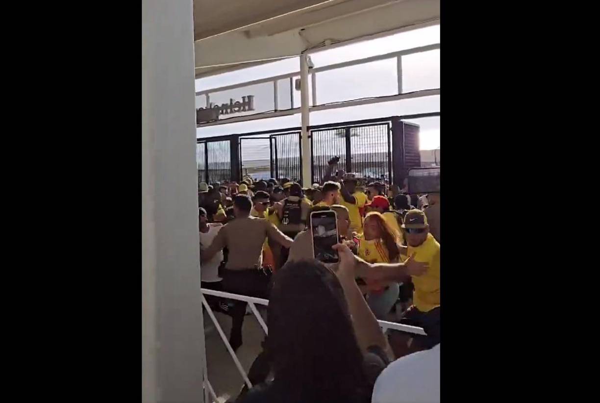 Los disturbios se dieron al momento de ingresar al escenario deportivo.