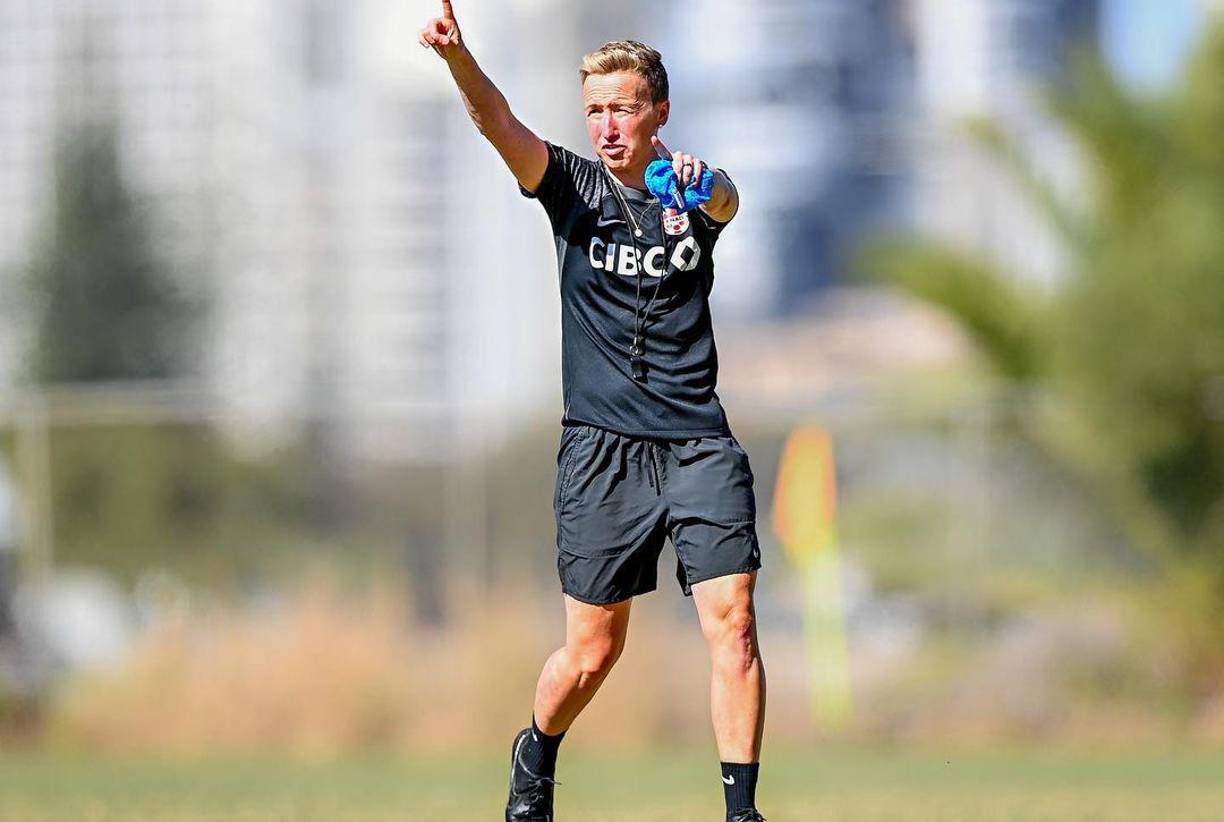 “Soy la responsable última de la conducta de mi equipo. Para reforzar nuestro compromiso con la integridad, he decidido voluntariamente no entrenar durante el partido del jueves”, declaró Priestman.