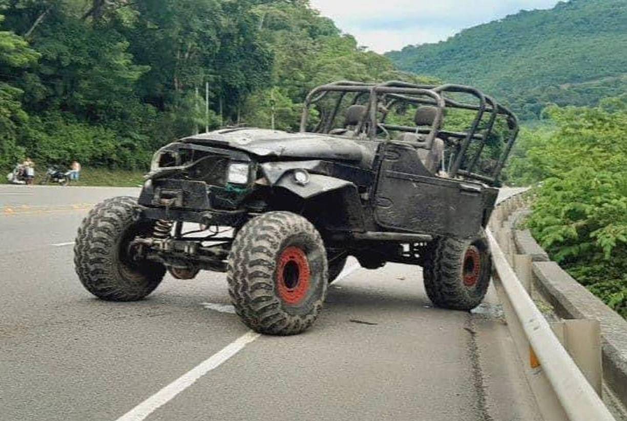 Cuando transitaban por una pronunciada curva, el conductor del automotor perdió el control del volante. 