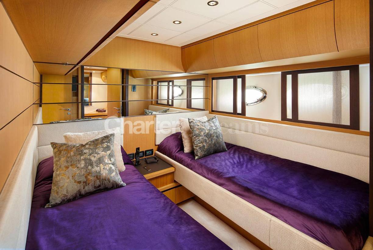 También presenta una Suite Principal, un camarote VIP y dos twin convertibles en doble, cada uno de los cuales tiene asimismo su propio cuarto de baño.