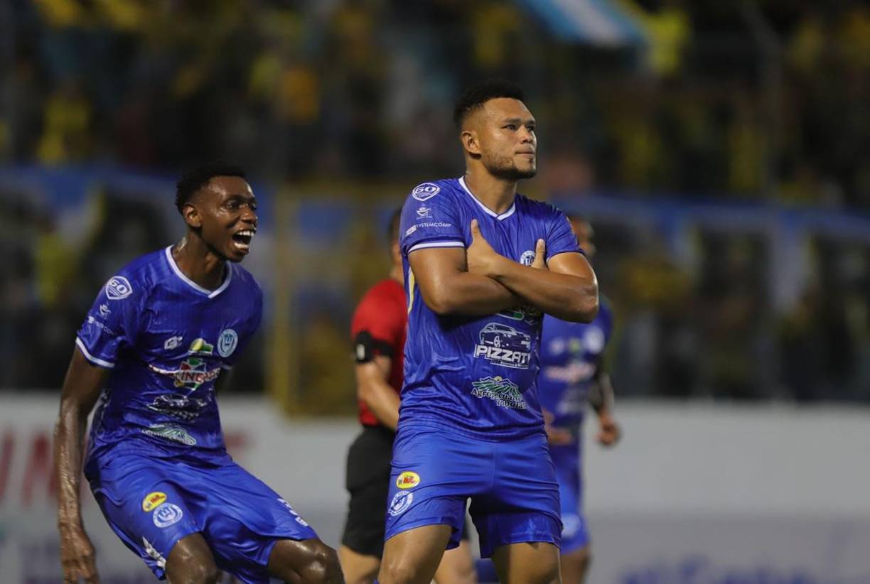 Así celebró el panameño Rolando Blackburn su gol para el empate del Victoria contra el Real España.