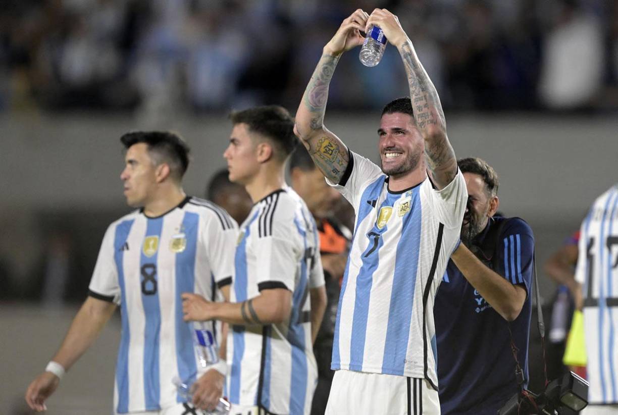 Rodrigo de Paul celebrando y haciendo la seña del corazón para su novia Tini que estaba en el estadio.