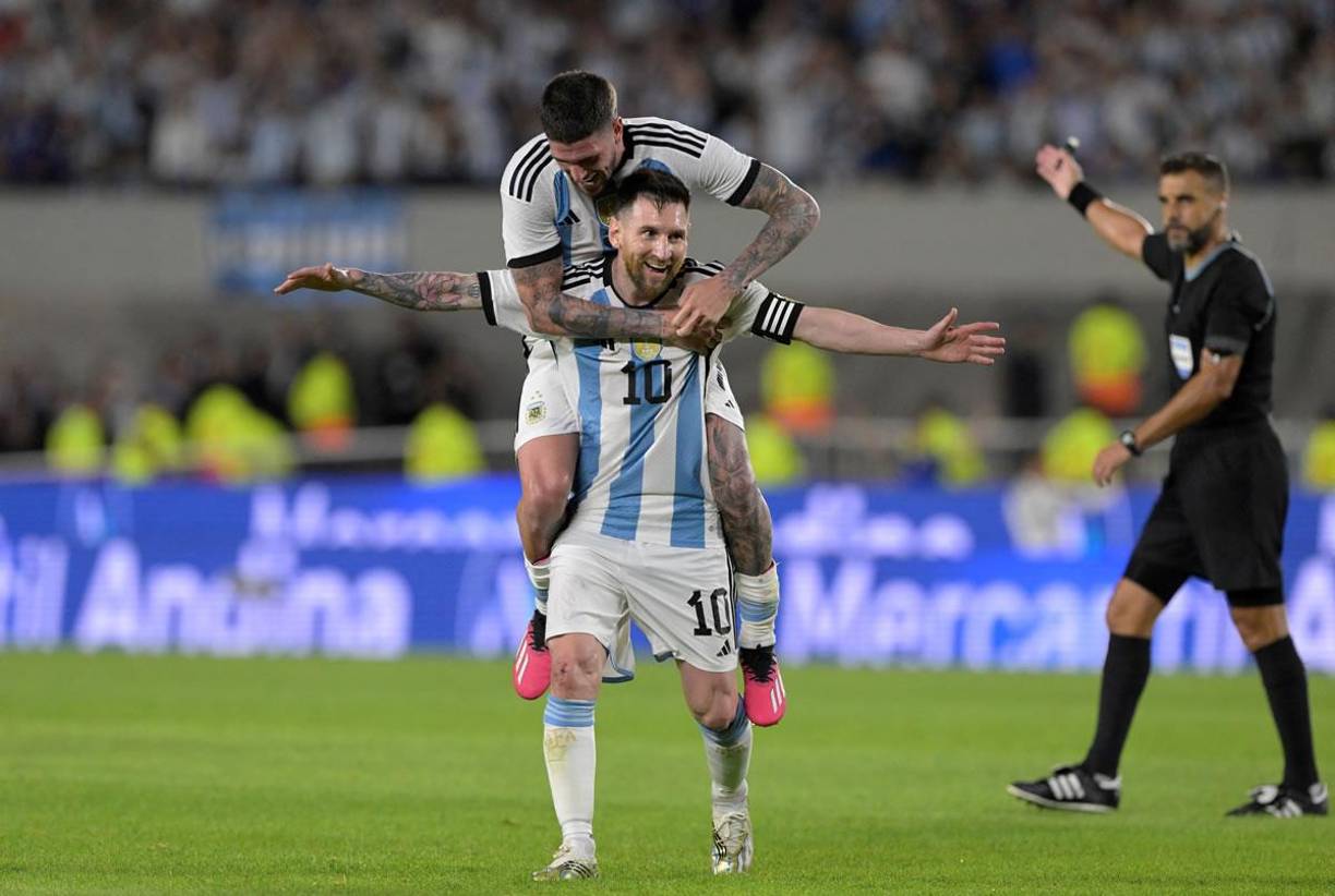 Messi celebrando su golazo de tiro libre y el primero que llegó a felicitarlo fue Rodrigo de Paul.