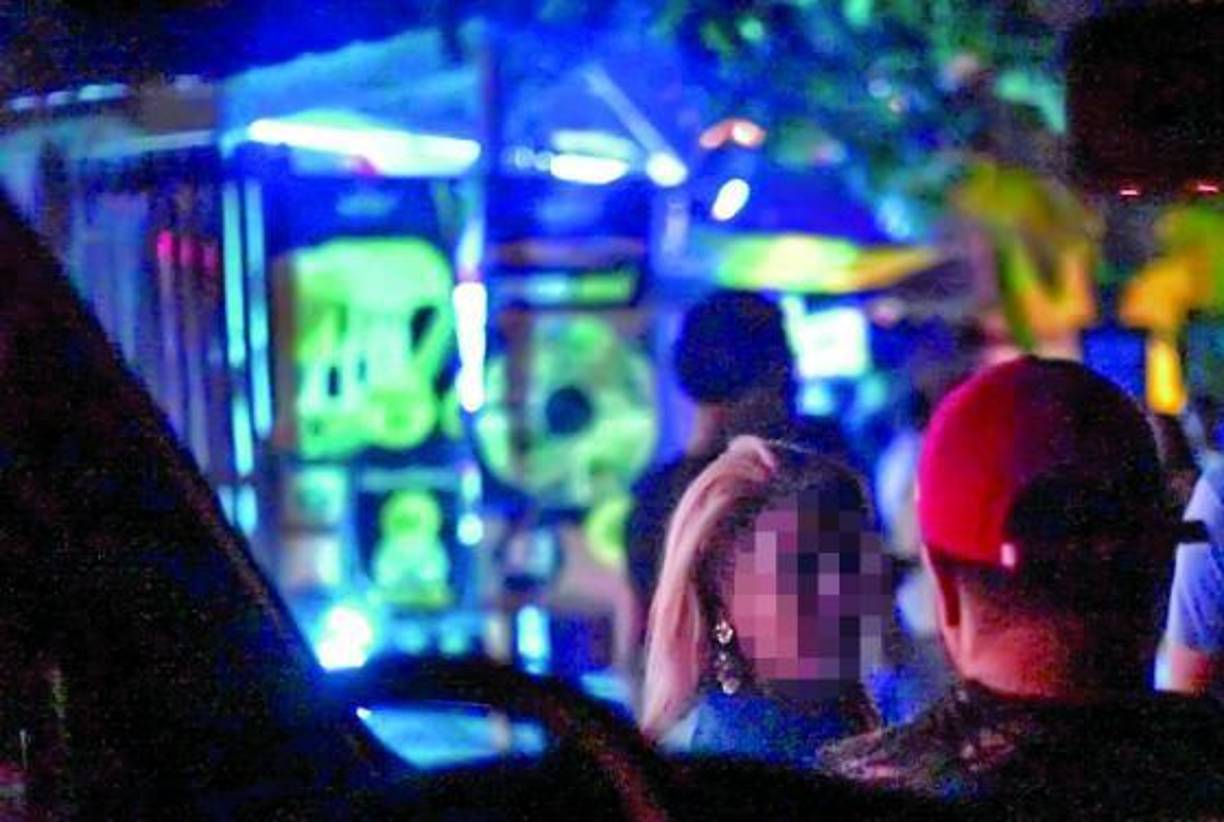 Un sondeo a simple vista en el primer lugar donde llegó el equipo investigativo de LA PRENSA Premium bastó para saber que era el lugar indicado, de eso se trata, encontrar las cosas a la mano sin mayores esfuerzos. En el periodo a la espera de la contratación de las muchachas se logró observar la venta de drogas de manera descarada por parte de hombres y mujeres que solo esperaban ver pasar los policías para realizar el negocio con los turistas.