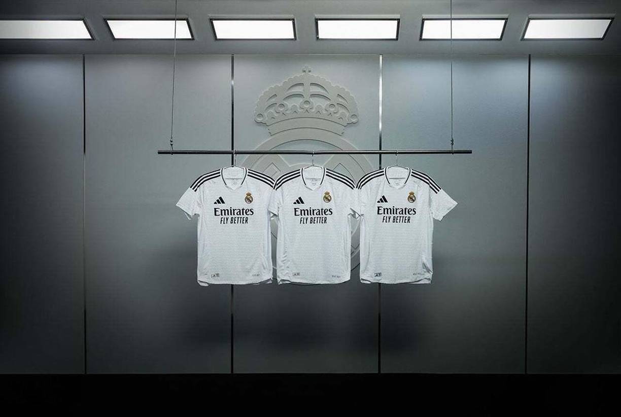 Real Madrid desveló la nueva indumentaria con “un diseño minimalista” que incluye un “patrón de pata de gallo personalizado con las iniciales RM”.
