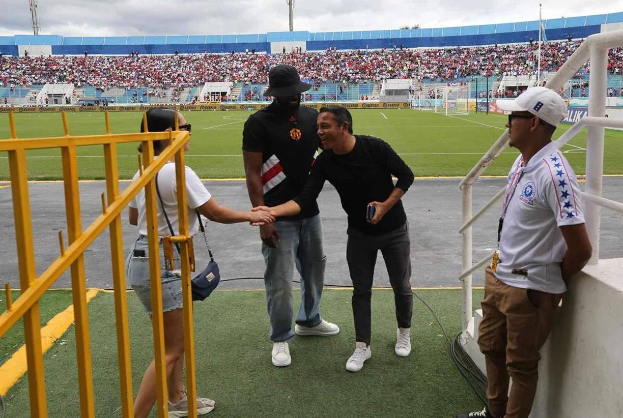 Dani Turcios saludando a la esposa de Johnny Palacios en el estadio Nacional.