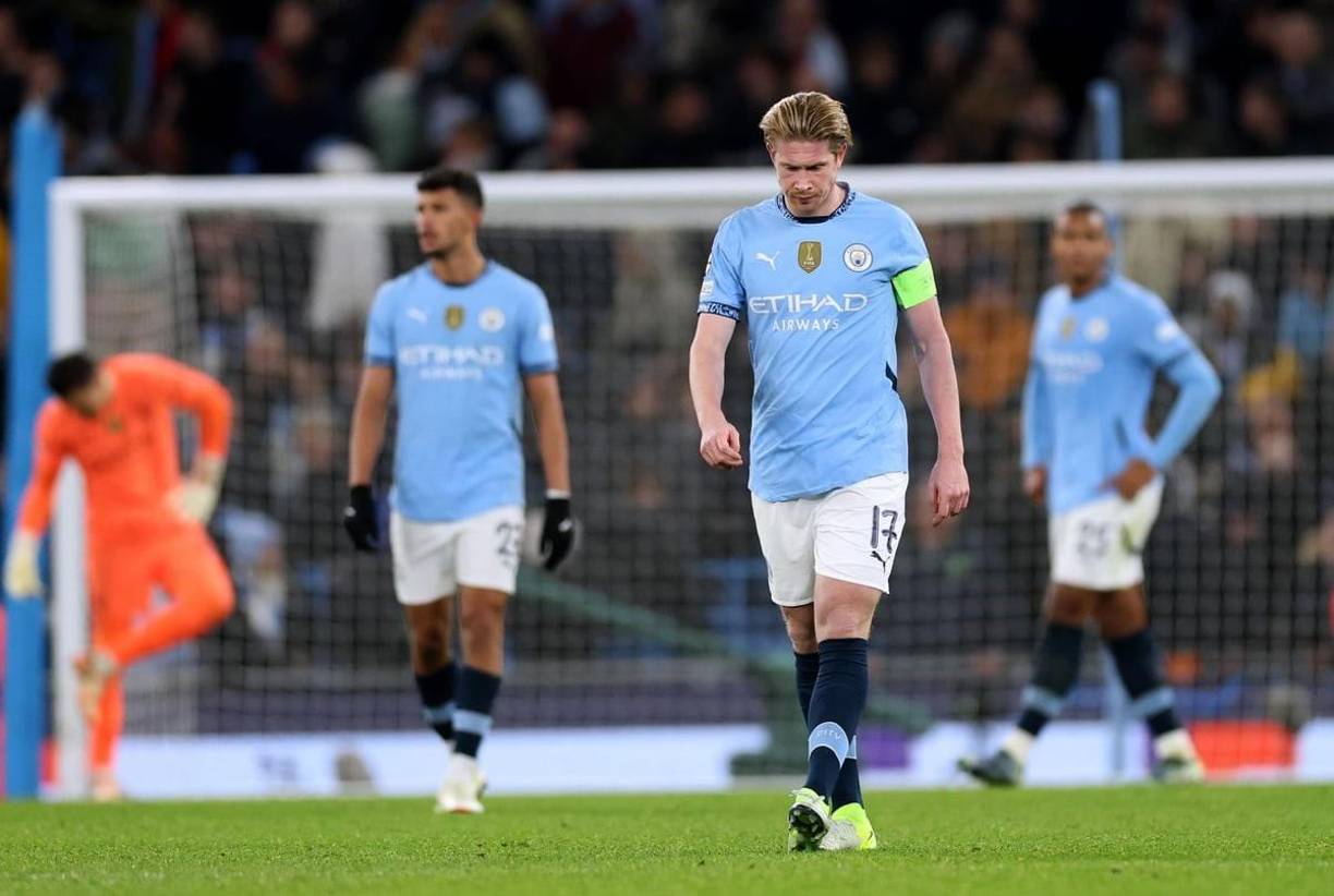 La tristeza de los jugadores del Manchester City en el empate que cedieron 3-3 contra el Feyenoord.
