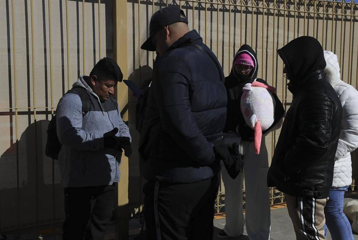 Ambos testimonios reflejan la incertidumbre y la desesperación de quienes buscan refugio y seguridad en medio de estrictas políticas migratorias anunciadas por Trump, quien ha prometido mando dura contra la inmigración ilegal a EEUU.