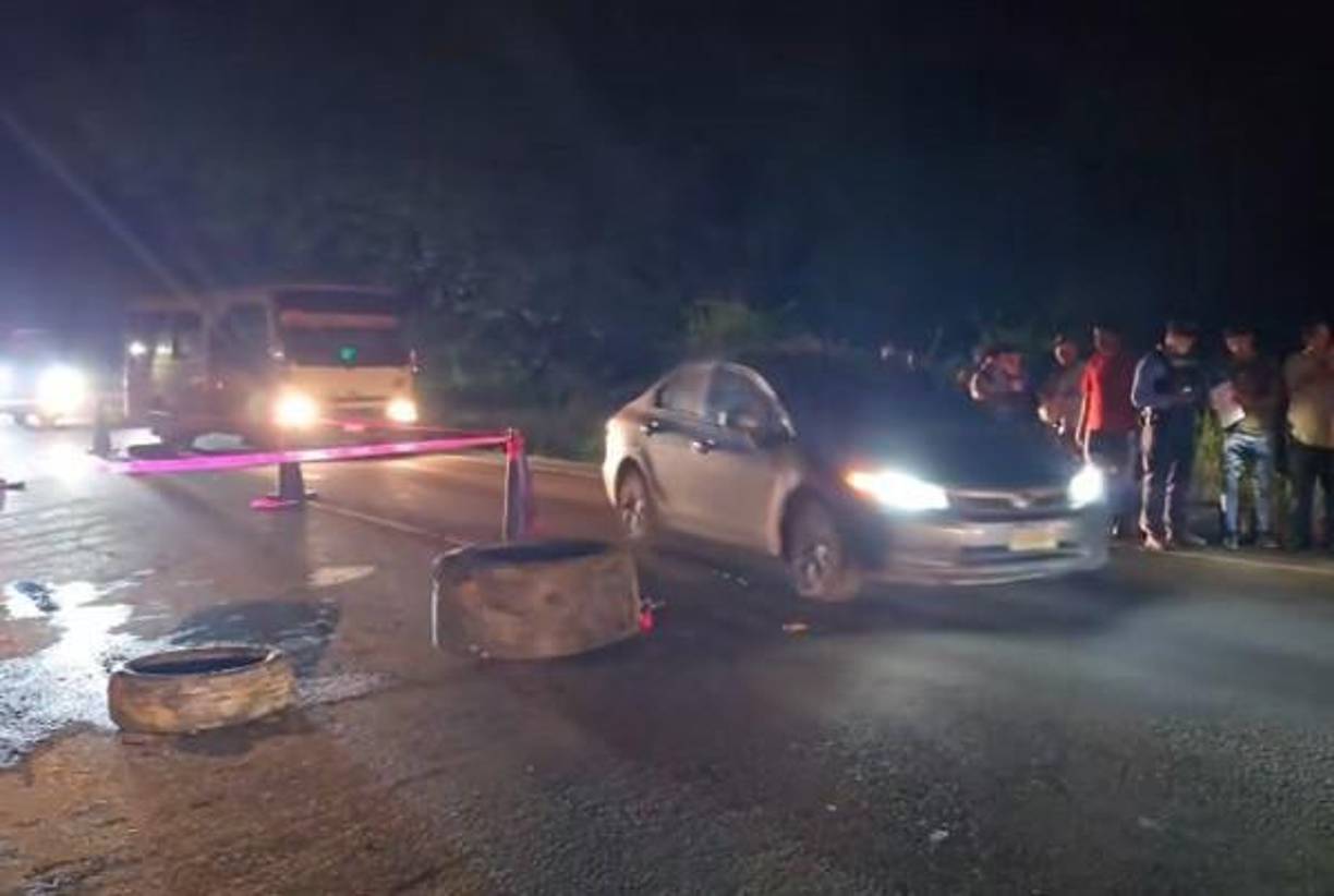 El pequeño intentaba cruzar la pavimentada cuando fue embestido por un microbús de la ruta Cofradía-San Pedro Sula. 