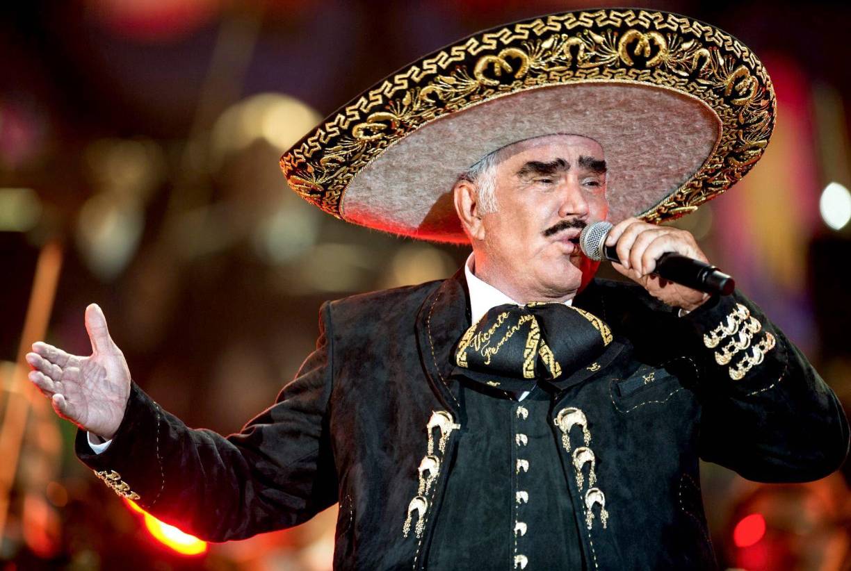 El Último Rey”, Vicente Fernández, falleció el 12 de diciembre de 2021. En agosto de 2021 Vicente Fernández fue hospitalizado debido a una caída. De acuerdo con la información difundida por la familia del cantante, Chente se cayó en su rancho Los 3 Potrillos y se lastimó las cervicales, por lo que tuvo que ser operado de emergencia.