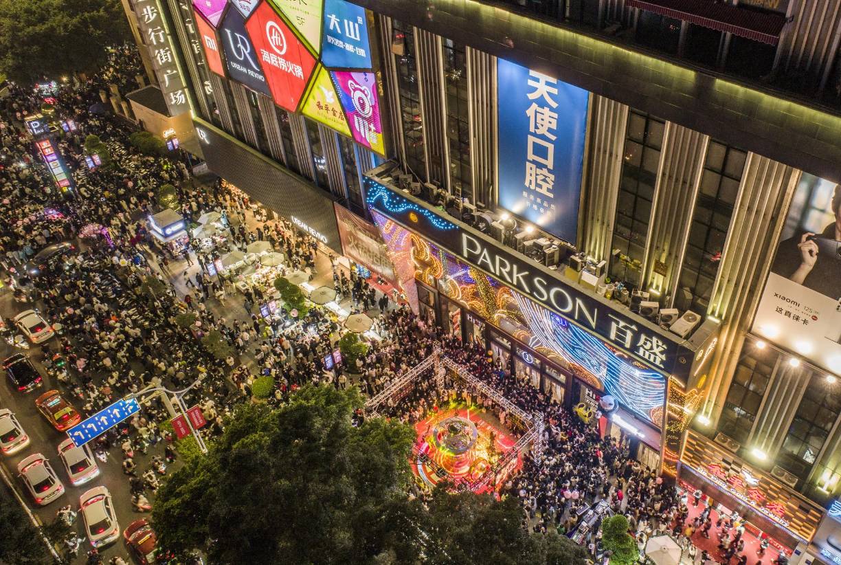 Esta foto aérea tomada el 31 de diciembre de 2022 muestra a los peatones visitando un área comercial antes del año nuevo en Nanning, en la región sureña de Guangxi en China.
