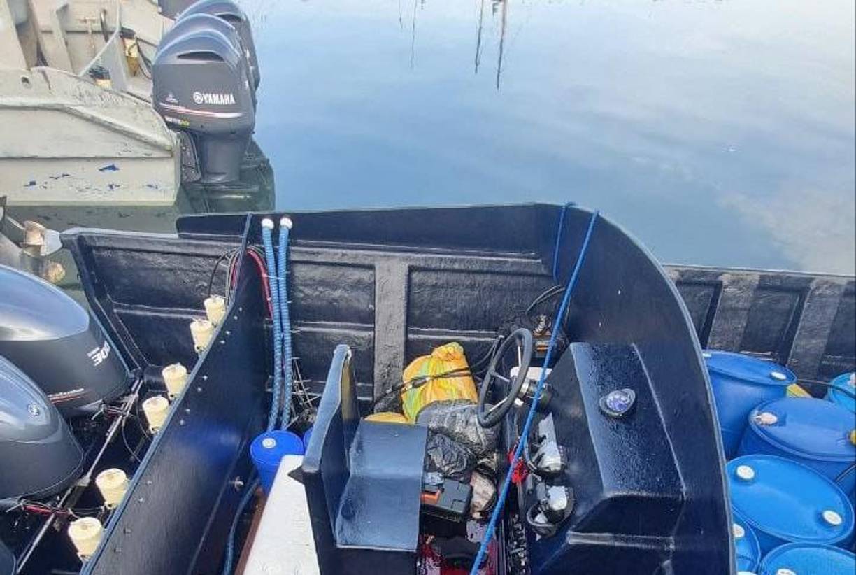 Tras el enfrentamiento y la detención de dos sujetos, que salieron ilesos, la Fuerza Naval decomisó la embarcación. 