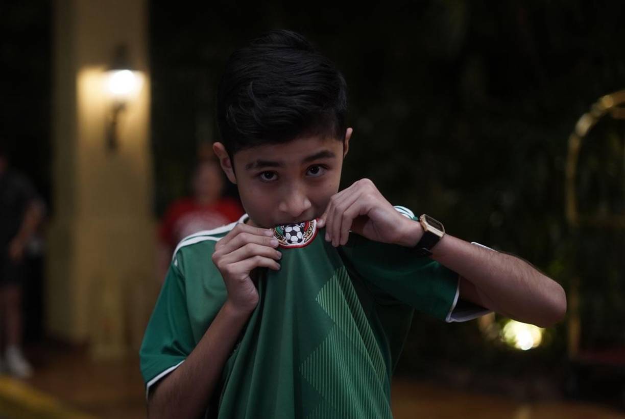 Este pequeño aficionado llegó al hotel de concentración con la camiseta de México.