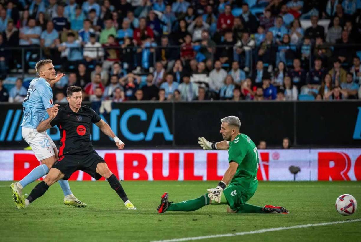 Robert Lewandowski marcó el segundo gol del Barcelona en la parte de complemento.