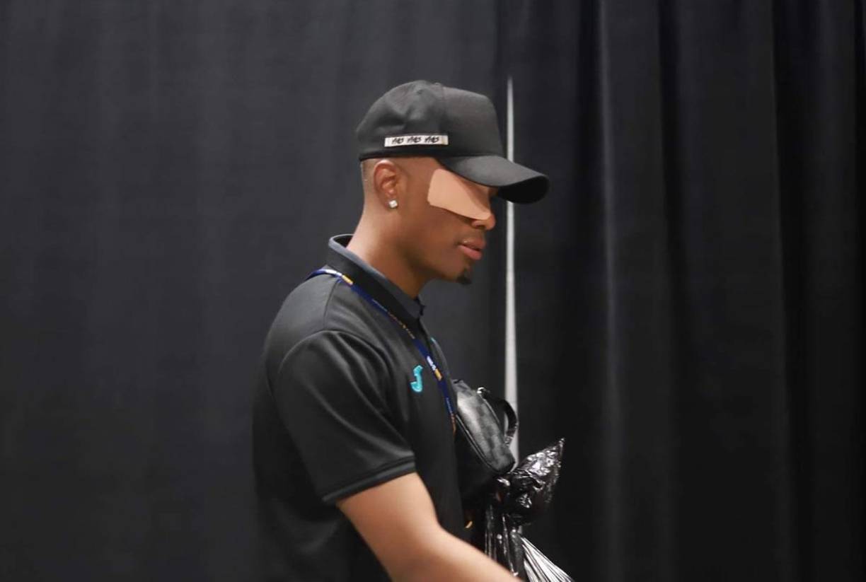 Deiby Flores abandonó el Bank of America Stadium de Charlotte con un vendaje en el ojo derecho.