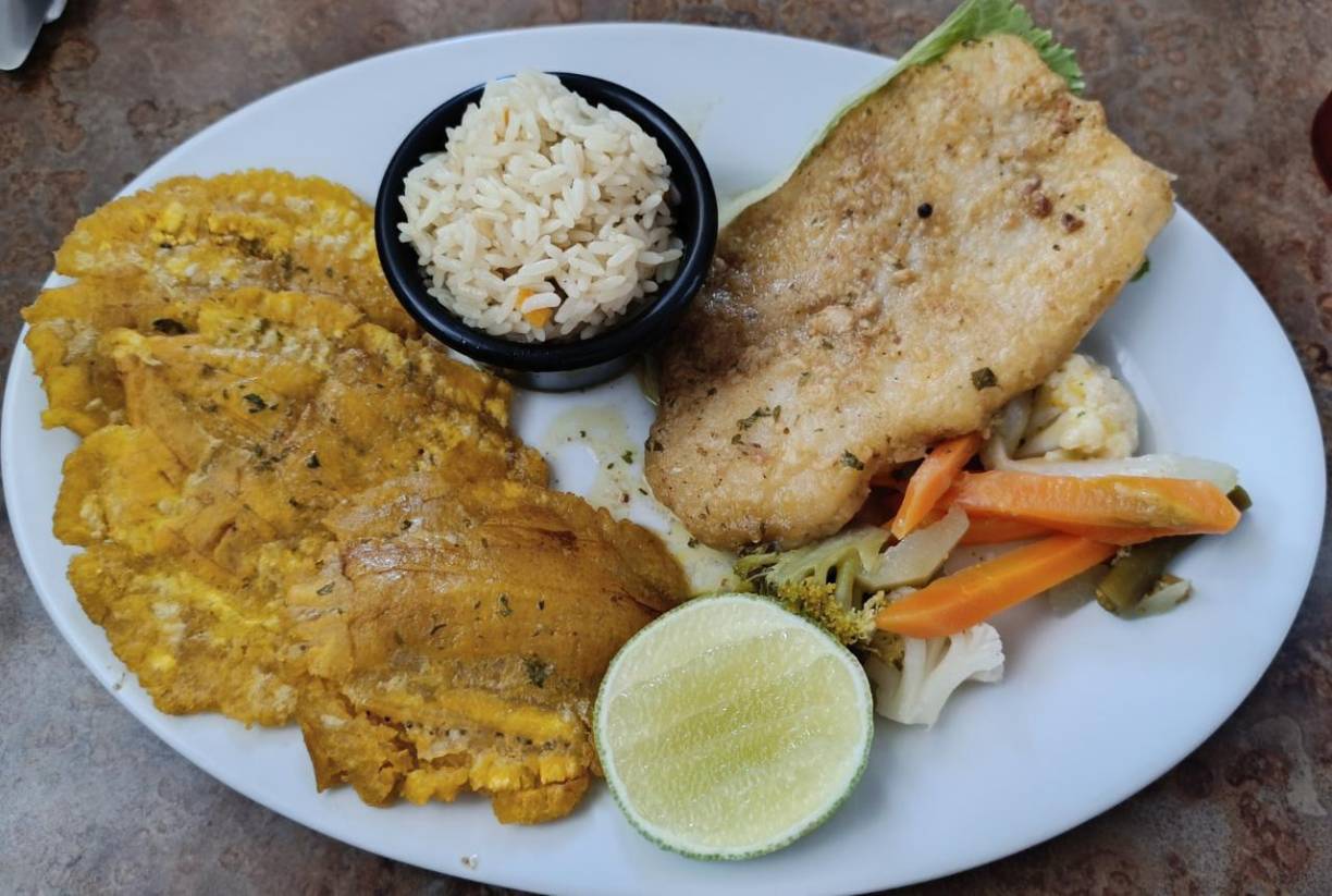 La ciudad también ofrece opciones para disfrutar de la gastronomía local, con restaurantes que sirven platos típicos hondureños y mariscos frescos debido a su ubicación costera.