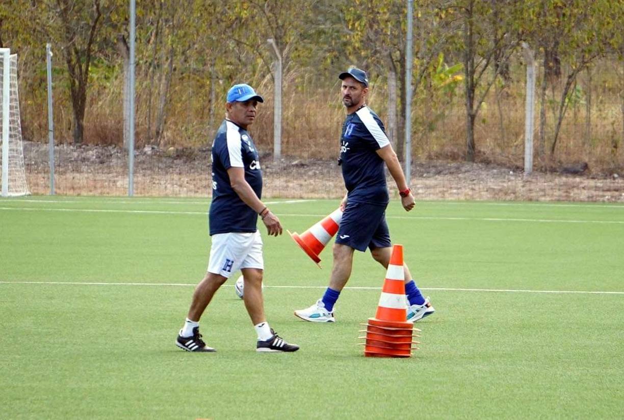 Con un clima agradable y un sol suave, los seleccionados catrachos fueron dirigidos por primera vez por José Mauricio Pacini.