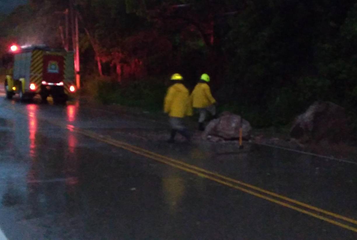 En algunas zonas de la CA-4 (carretera a occidente) cayeron enormes rocas sobre el pavimento. 