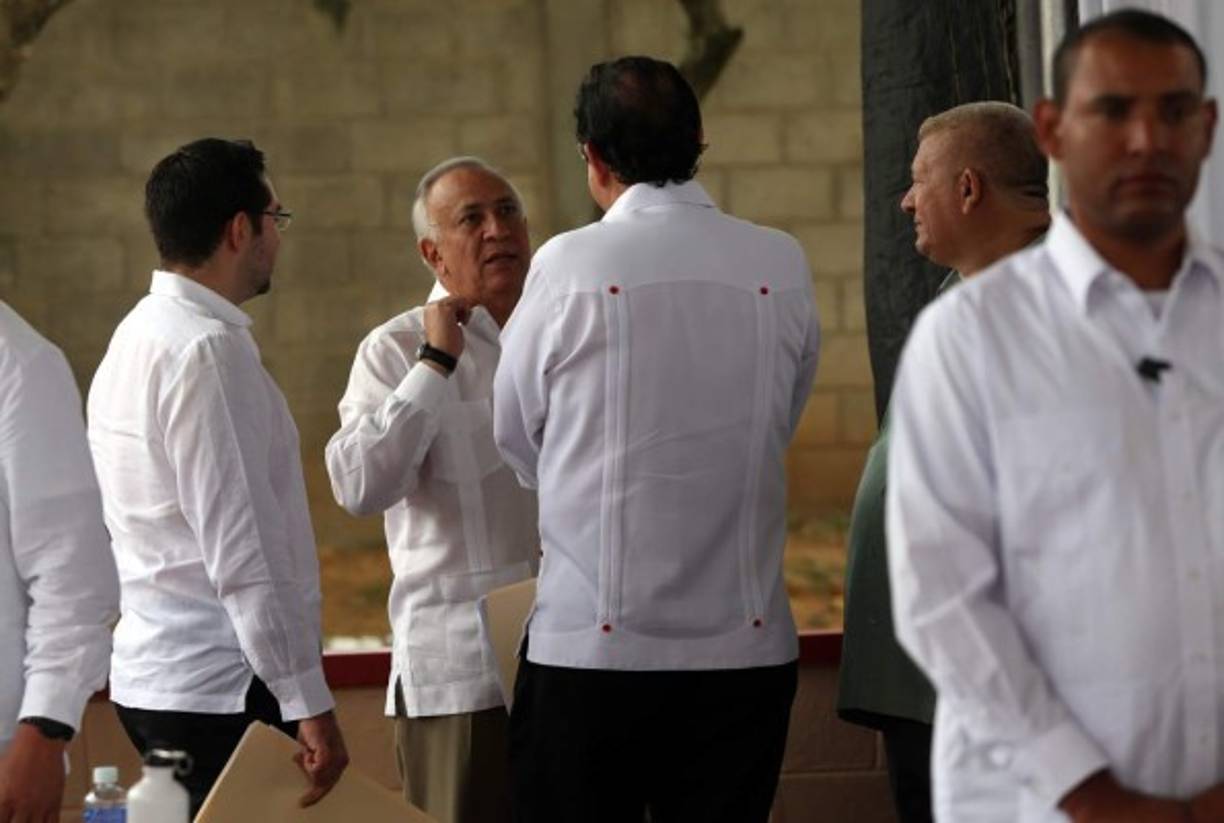 El presidente del Congreso Nacional, Mauricio Oliva, platica con el expresidente Manuel Zelaya Rosales durante el desarrollo del Congreso Móvil en Gracias Lempira.