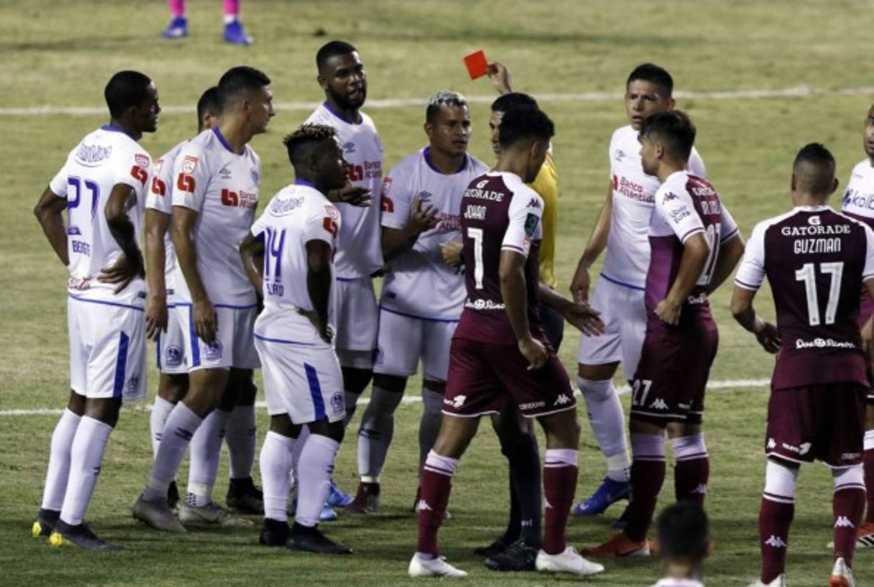 El árbitro salvadoreño Ismael Cornejo al momento de expulsar a German 'Patón' Mejía tras ver la segunda tarjeta amarilla. Foto Neptalí Romero