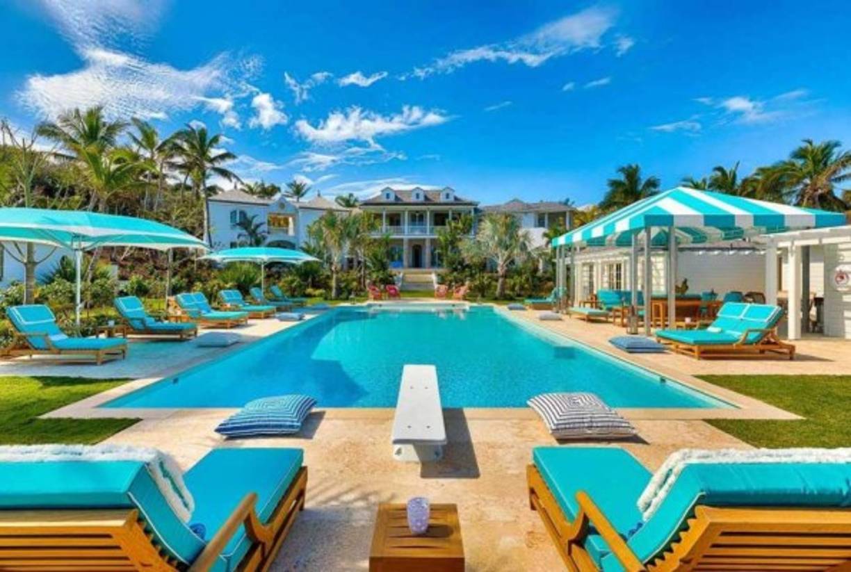 La Rosalita, una propiedad completamente nueva, incluye seis dormitorios y ocho baños, además de muchas comodidades de lujo, según el listado de Airbnb de la villa.