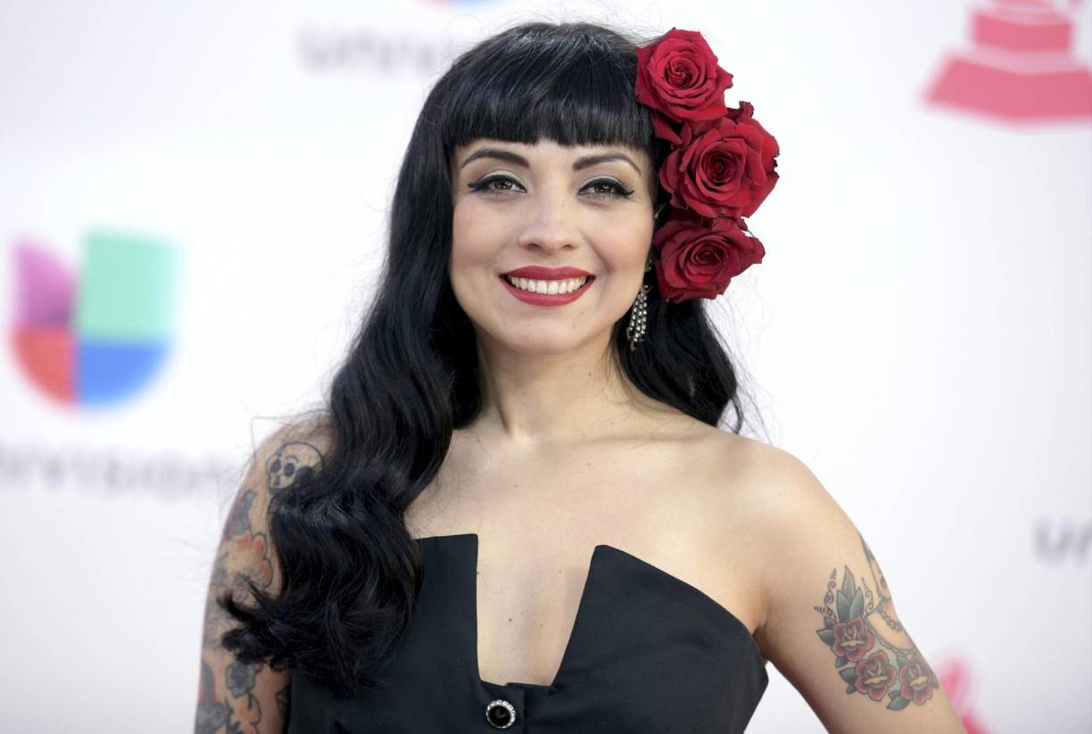 La cantante chilena Mon Laferte recurrió a sus redes sociales para anunciar que ofrecerá un concierto en el cual se presentará ¡Sin ropa!