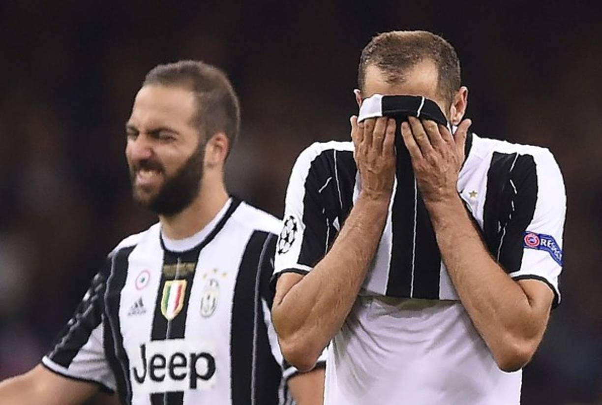 Gonzalo Higuain y Giorgio Chiellini lamentando no poder ganar la Champions. AFP PHOTO / Filippo MONTEFORTE