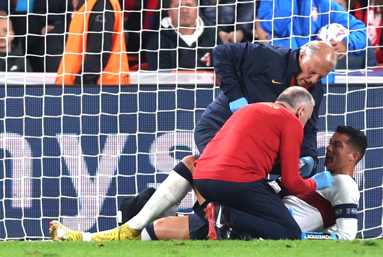 Los médicos de la delegación de Portugal ingresaron al campo para auxiliarlo.
