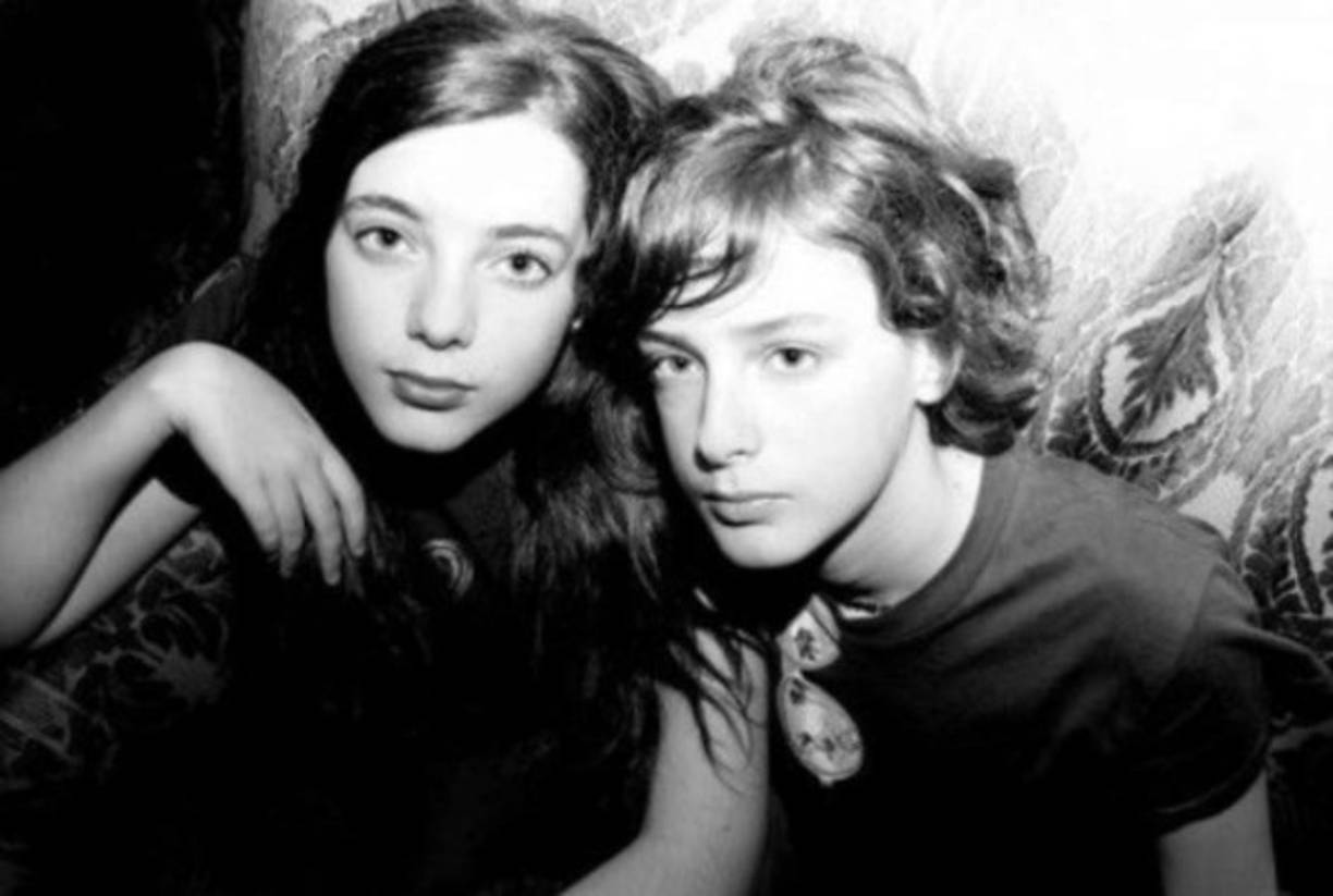 La tranquilidad familiar de los Cerati Amenábar –el matrimonio se había divorciado en el año 2002, pero mantenía una buena relación- se rompió en junio del año 2010 después del accidente cerebro vascular que sufrió Cerati tras un concierto en Venezuela; el cantane estuvo en estado de coma durante cuatro años hasta su muerte en 2014.<br/><br/>En ese momento Benito tenía 16 años y Lisa 14.<br/>