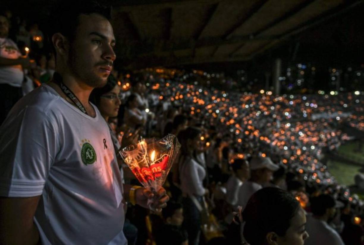 Workers of the Venezuelan state oil company PDVSA look at the oil tanker Fortune as it docks at the El Palito refinery in Puerto Cabello, in the northern state of Carabobo, Venezuela, on May 25, 2020. - The first of five Iranian tankers carrying much-needed gasoline and oil derivatives docked in Venezuela on Monday, Caracas announced amid concern in Washington over the burgeoning relationship between countries it sees as international pariahs. (Photo by - / AFP)