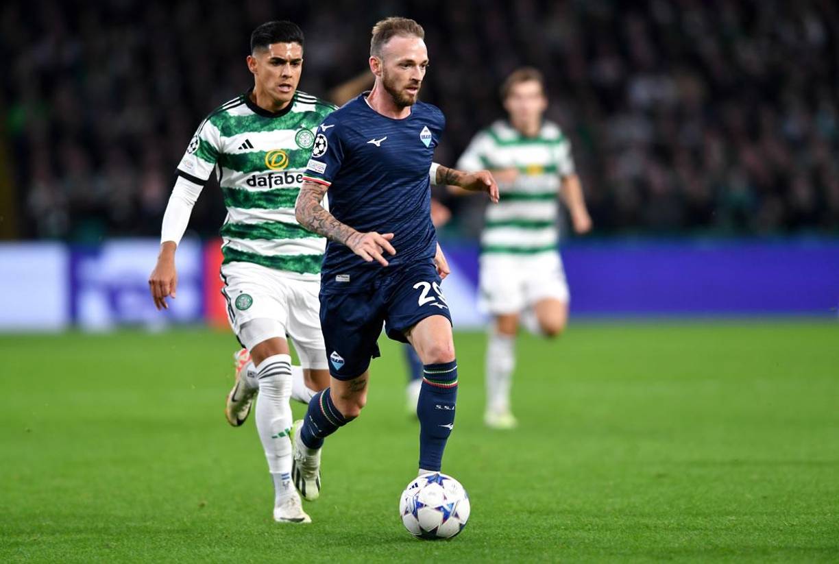 Luis Palma persiguiendo al centrocampista italiano de la Lazio, Manuel Lazzari.