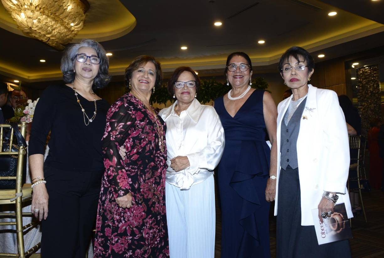 Isabel Santamaría, Rabab Handal, Elena Dubón, Vilma Karow y Santa Euceda