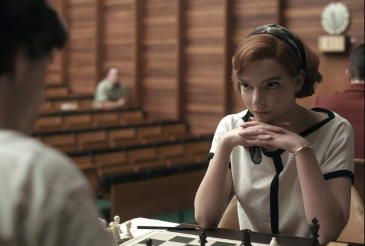 ¿PUEDE NETFLIX ATRAER A MÁS MUJERES AL AJEDREZ?<br/>La serie tiene una protagonista femenina, algo que ni en el ajedrez de los 60 era común, ni lamentablemente lo es en esta época, aunque la situación haya mejorado.<br/>'El ajedrez sigue siendo bastante masculino, hay un 11% de jugadoras, y aún así ha crecido. En los últimos cinco años las mujeres han pasado de suponer un 4% a un 11%. También desde la Federación estamos haciendo un esfuerzo muy grande', agrega Ochoa.<br/>