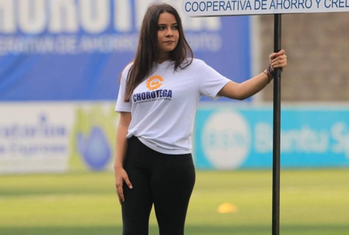 Una guapa edecán en la cancha de Choluteca previo al partido UPN-Olimpia.