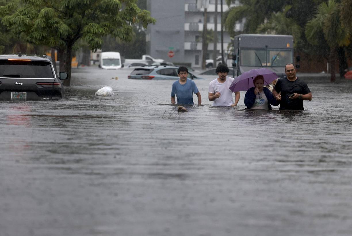 Se pronostica que las fuertes lluvias sigan afectando Florida por tercer día consecutivo este jueves, amenazando con emperorar las inundaciones.