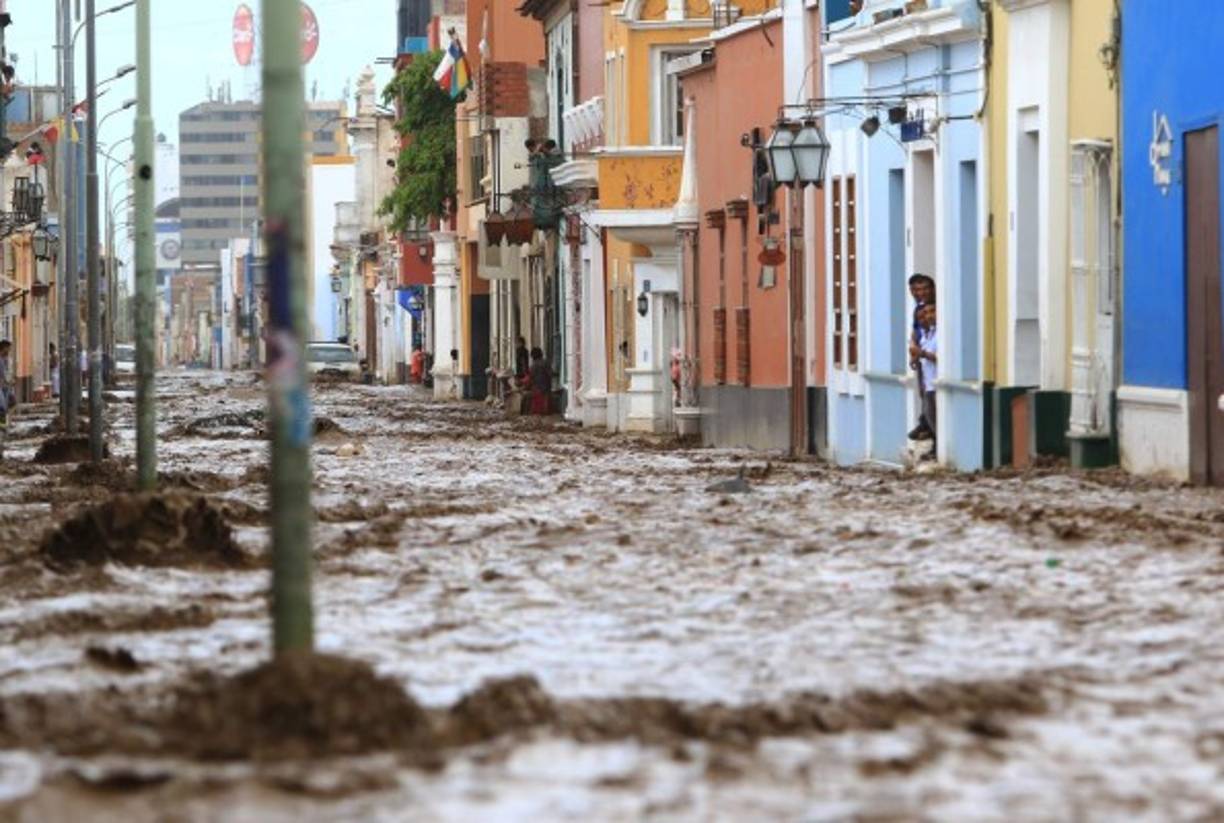 En Perú, el número de fallecidos por las inundaciones subió a 90, los desaparecidos a 20 y los damnificados a 120.899 habitantes, según el último reporte entregado por el ministro de Defensa, Jorge Nieto.