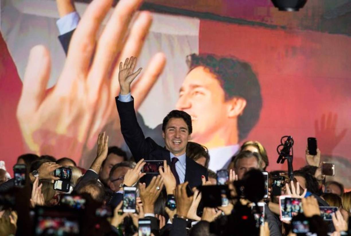 Trudeau, de 43 años y maestro de escuela, se convertirá en las próximas semanas en el primer hijo de un exprimer ministro canadiense que ocupa el mismo lugar de su progenitor al frente del Gobierno de la nación.
