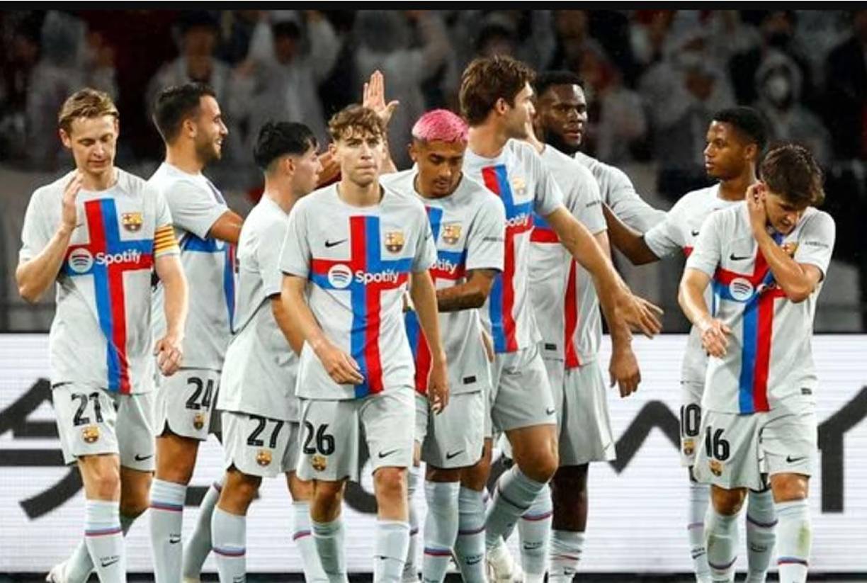 El Barcelona cuenta con 30 jugadores del primer equipo -incluyendo los dos fichajes oficiales: Ilkay Gündogan e Iñigo Martínez- por lo que necesita desprenderse de ocho futbolistas. Clement Lenglet, Sergiño Dest, Álex Collado, Nico González, Pablo Torre, Franck Kessié, Ferran Torres y Eric García son las carpetas que el Barcelona quiere solucionar cuanto antes para hacer frente a más fichajes.